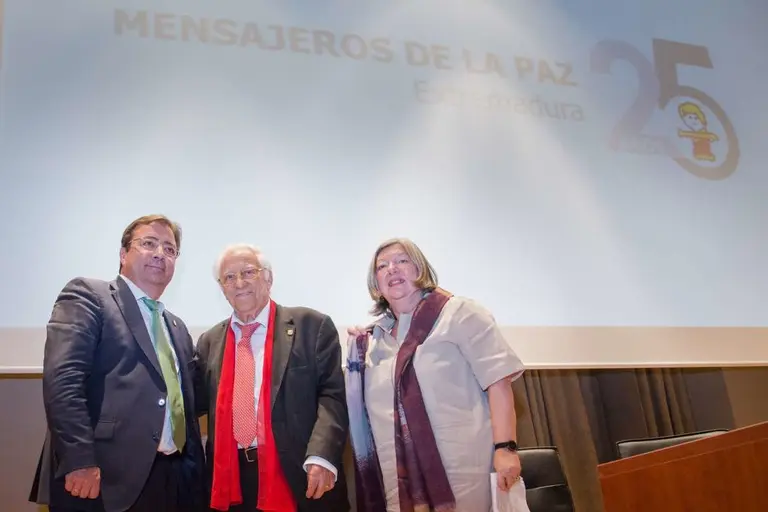 Fernández Vara, Padre Ángel y Mercedes Murias