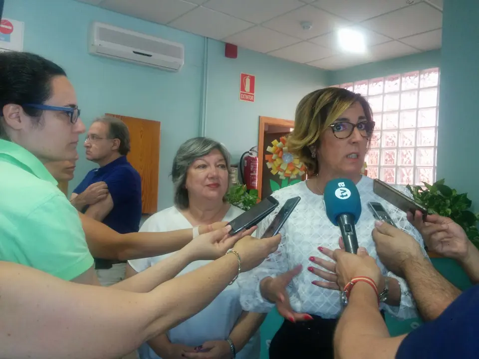 Mercedes Murias y Consolacion Serrano visitan el Centro de Dia de Almendralejo (17)