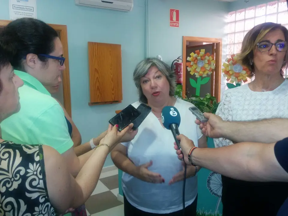 Mercedes Murias y Consolacion Serrano visitan el Centro de Dia de Almendralejo (21)