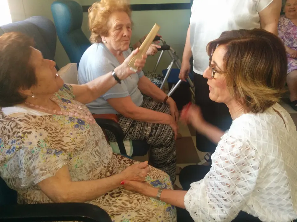 Mercedes Murias y Consolacion Serrano visitan el Centro de Dia de Almendralejo (39)