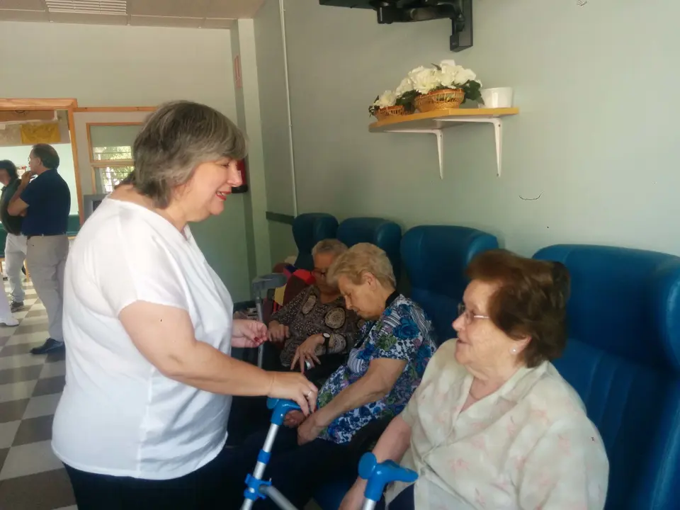 Mercedes Murias y Consolacion Serrano visitan el Centro de Dia de Almendralejo (50)
