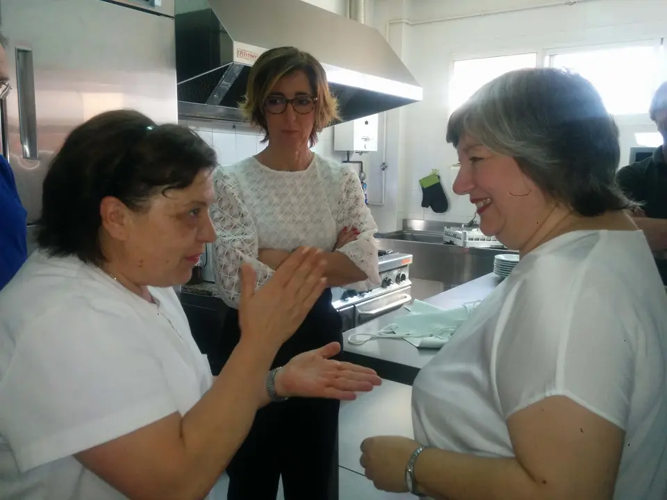 Mercedes Murias y Consolacion Serrano visitan el Centro de Dia de Almendralejo (97)