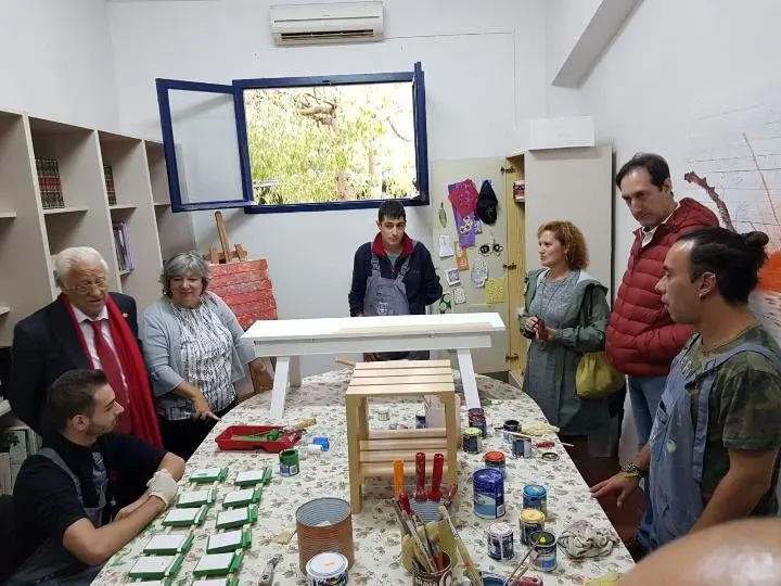 El padre &Aacute;ngel y Mercedes Murias con residentes de Rozacorderos (1)