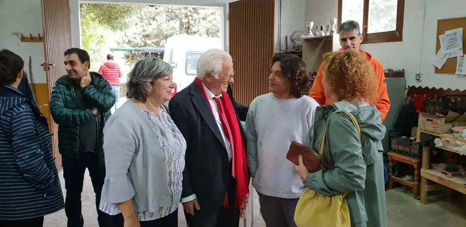 El padre &Aacute;ngel y Mercedes Murias con residentes de Rozacorderos (2)