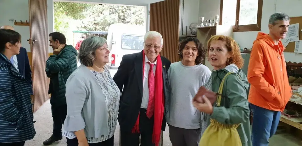 El padre &Aacute;ngel y Mercedes Murias con residentes de Rozacorderos (3)