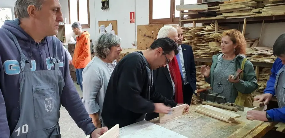 El padre &Aacute;ngel y Mercedes Murias con residentes de Rozacorderos (4)