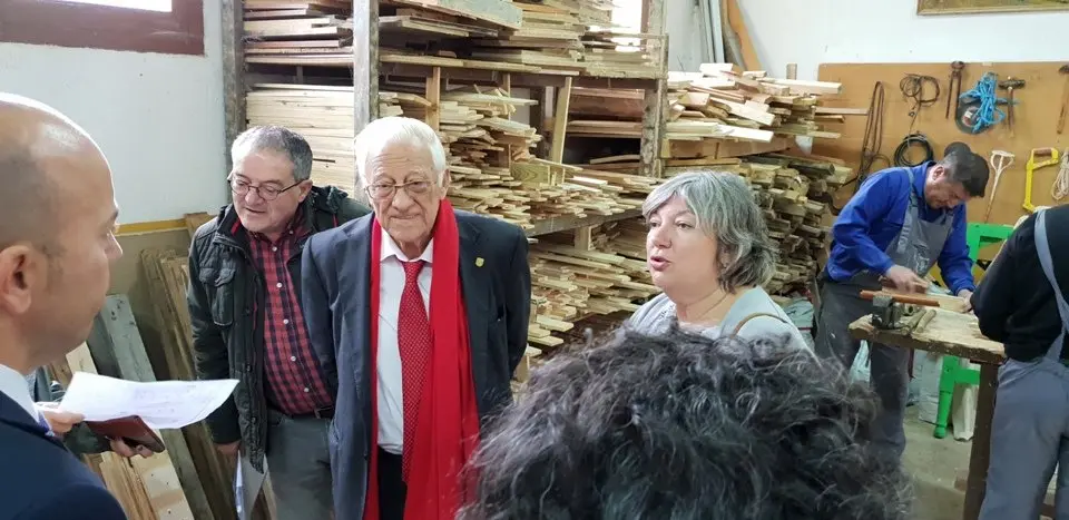 El padre &Aacute;ngel y Mercedes Murias con residentes de Rozacorderos (5)