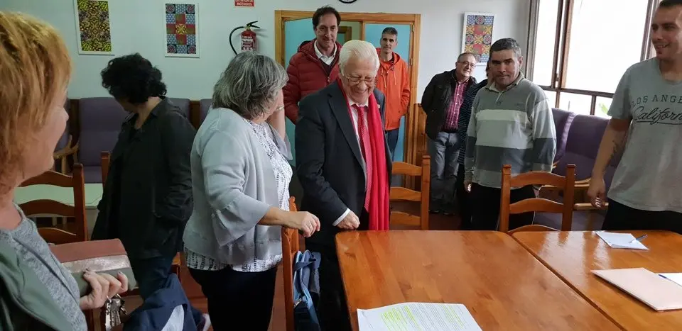 El padre &Aacute;ngel y Mercedes Murias con residentes de Rozacorderos (6)