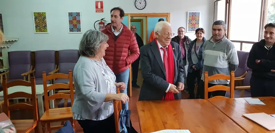 El padre &Aacute;ngel y Mercedes Murias con residentes de Rozacorderos (7)