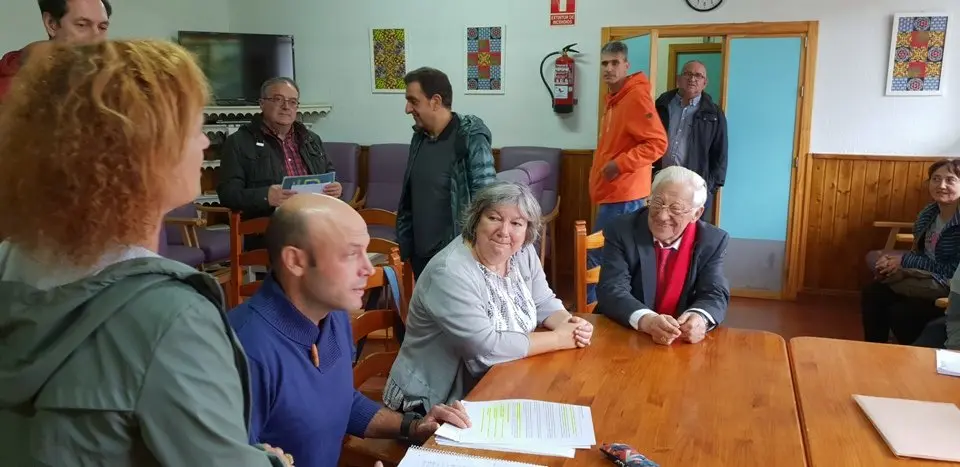 El padre &Aacute;ngel y Mercedes Murias con residentes de Rozacorderos (9)