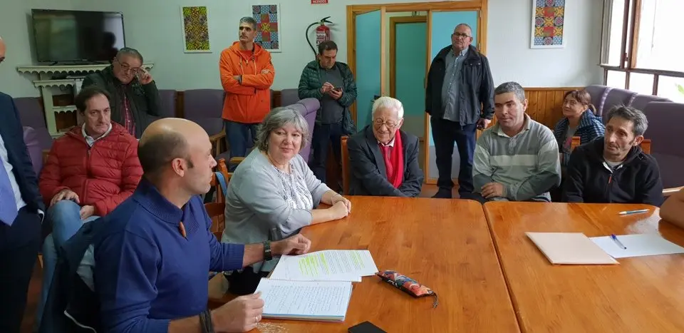 El padre &Aacute;ngel y Mercedes Murias con residentes de Rozacorderos (10)