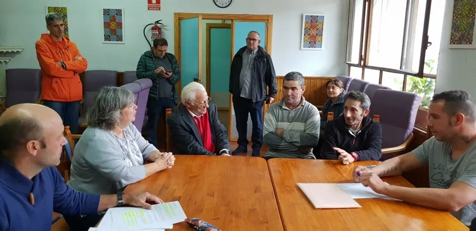 El padre &Aacute;ngel y Mercedes Murias con residentes de Rozacorderos (12)