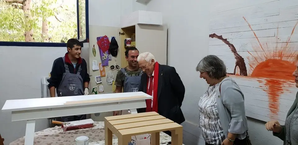 El padre &Aacute;ngel y Mercedes Murias con residentes de Rozacorderos (16)