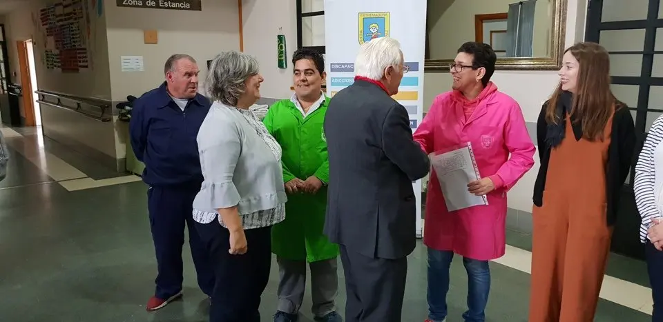 El padre &Aacute;ngel y Mercedes Murias con los usuarios del Centro Ocupacional de Moraleja (1)