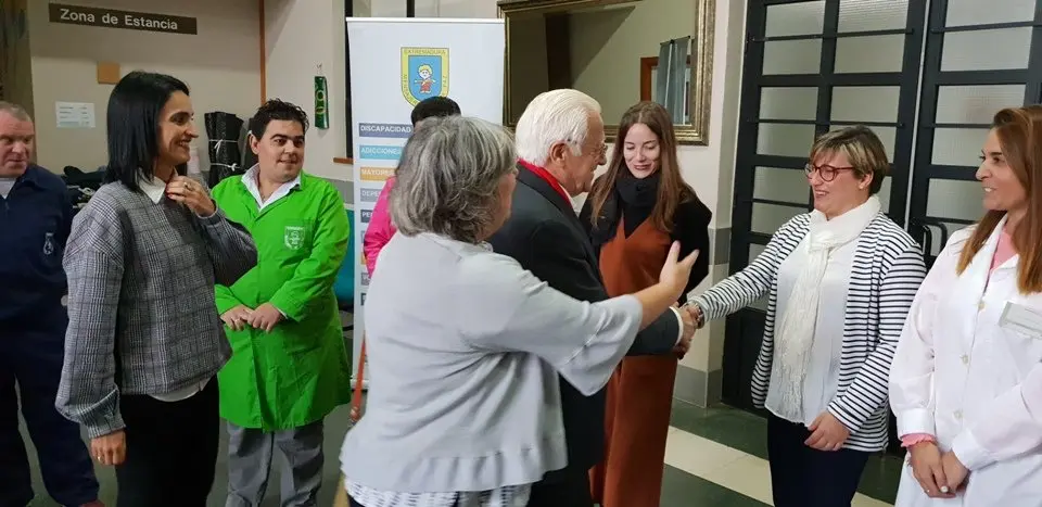 El padre &Aacute;ngel y Mercedes Murias con los usuarios del Centro Ocupacional de Moraleja (3)