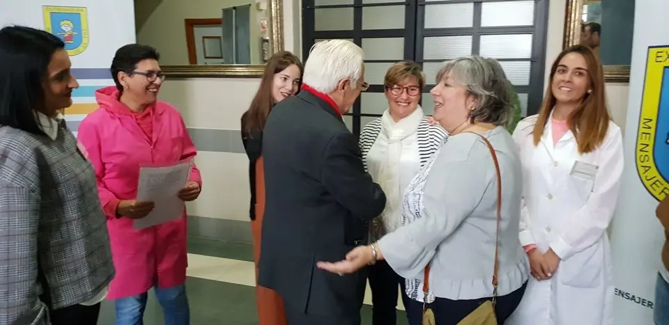 El padre &Aacute;ngel y Mercedes Murias con los usuarios del Centro Ocupacional de Moraleja (4)