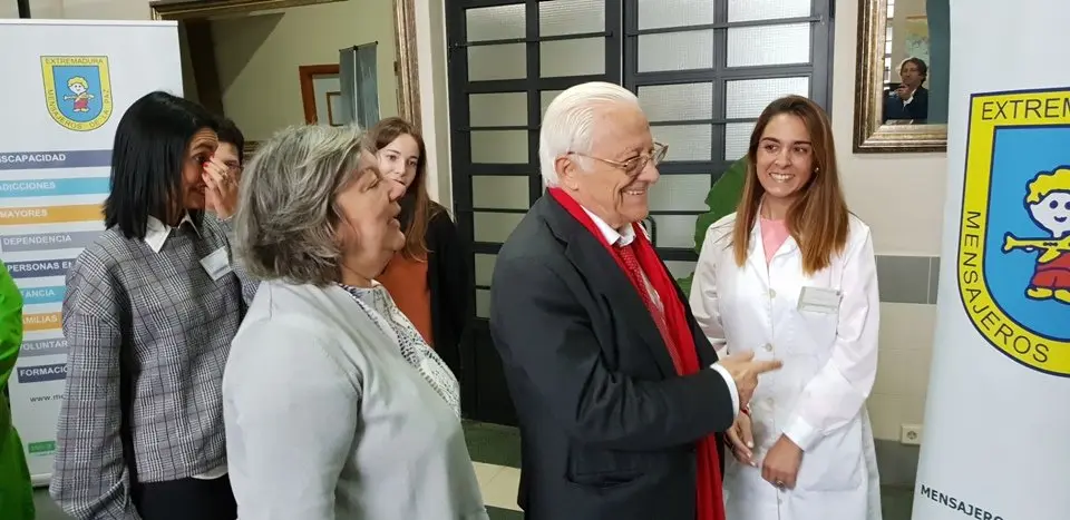 El padre &Aacute;ngel y Mercedes Murias con los usuarios del Centro Ocupacional de Moraleja (5)