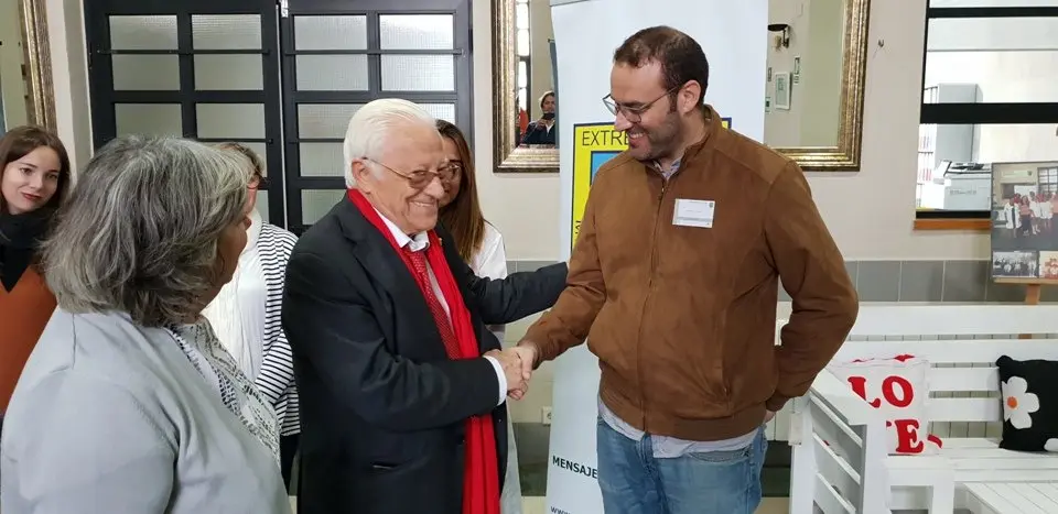 El padre &Aacute;ngel y Mercedes Murias con los usuarios del Centro Ocupacional de Moraleja (6)