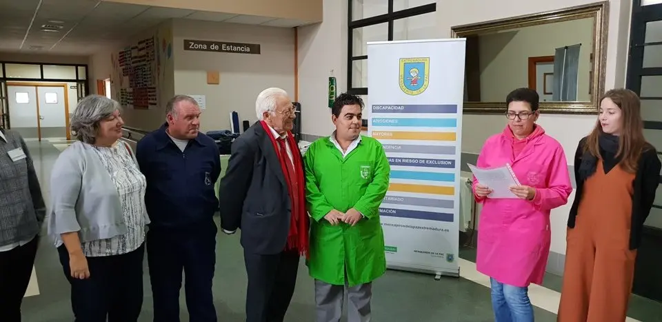 El padre &Aacute;ngel y Mercedes Murias con los usuarios del Centro Ocupacional de Moraleja (7)