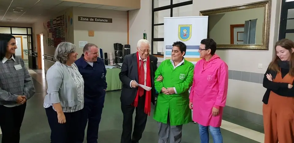 El padre &Aacute;ngel y Mercedes Murias con los usuarios del Centro Ocupacional de Moraleja (8)