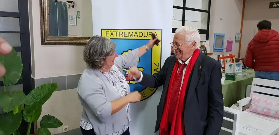 El padre &Aacute;ngel y Mercedes Murias con los usuarios del Centro Ocupacional de Moraleja (10)
