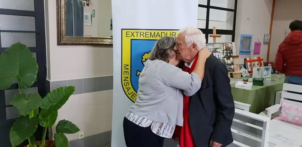El padre &Aacute;ngel y Mercedes Murias con los usuarios del Centro Ocupacional de Moraleja (11)