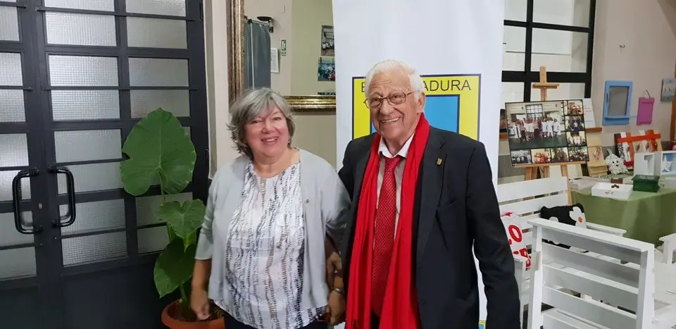 El padre &Aacute;ngel y Mercedes Murias con los usuarios del Centro Ocupacional de Moraleja (12)