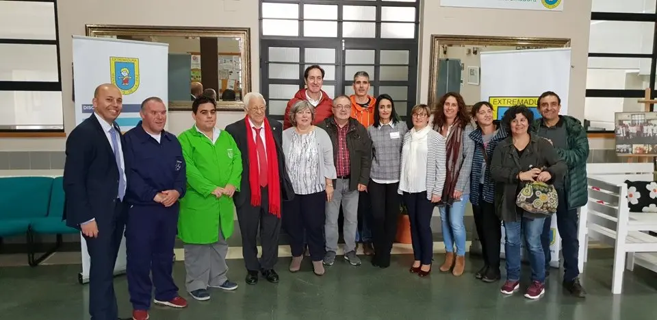 El padre &Aacute;ngel y Mercedes Murias con los usuarios del Centro Ocupacional de Moraleja (13)