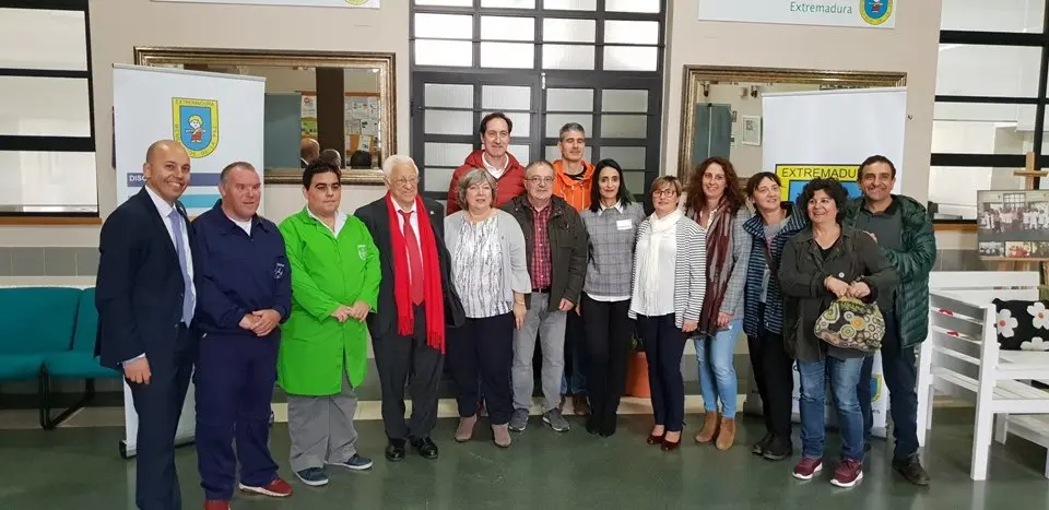El padre &Aacute;ngel y Mercedes Murias con los usuarios del Centro Ocupacional de Moraleja (14)
