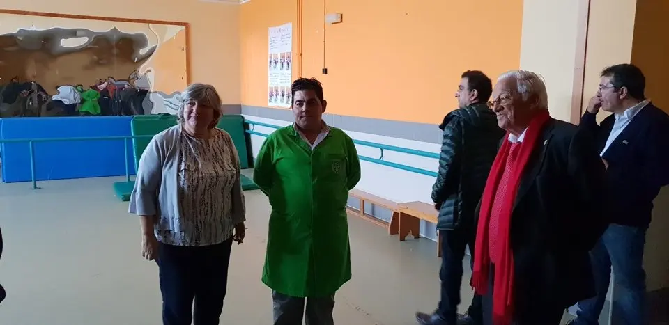 El padre &Aacute;ngel y Mercedes Murias con los usuarios del Centro Ocupacional de Moraleja (15)