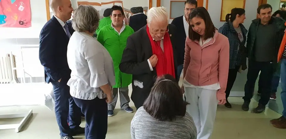 El padre &Aacute;ngel y Mercedes Murias con los usuarios del Centro Ocupacional de Moraleja (16)