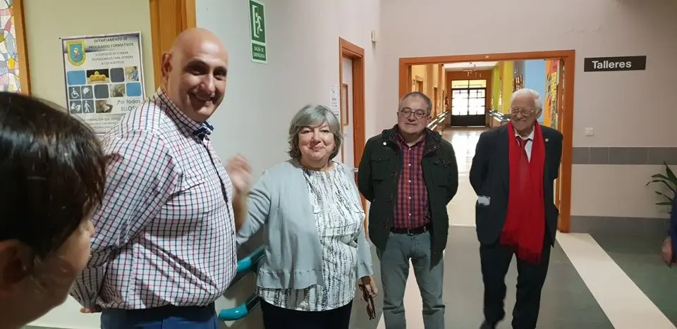 El padre &Aacute;ngel y Mercedes Murias con los usuarios del Centro Ocupacional de Moraleja (17)