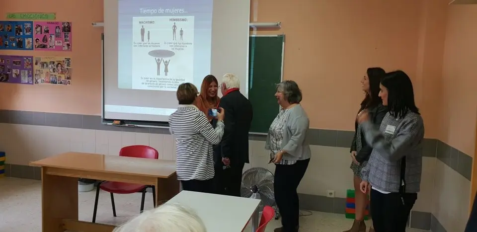 El padre &Aacute;ngel y Mercedes Murias con los usuarios del Centro Ocupacional de Moraleja (19)