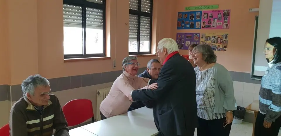 El padre &Aacute;ngel y Mercedes Murias con los usuarios del Centro Ocupacional de Moraleja (20)