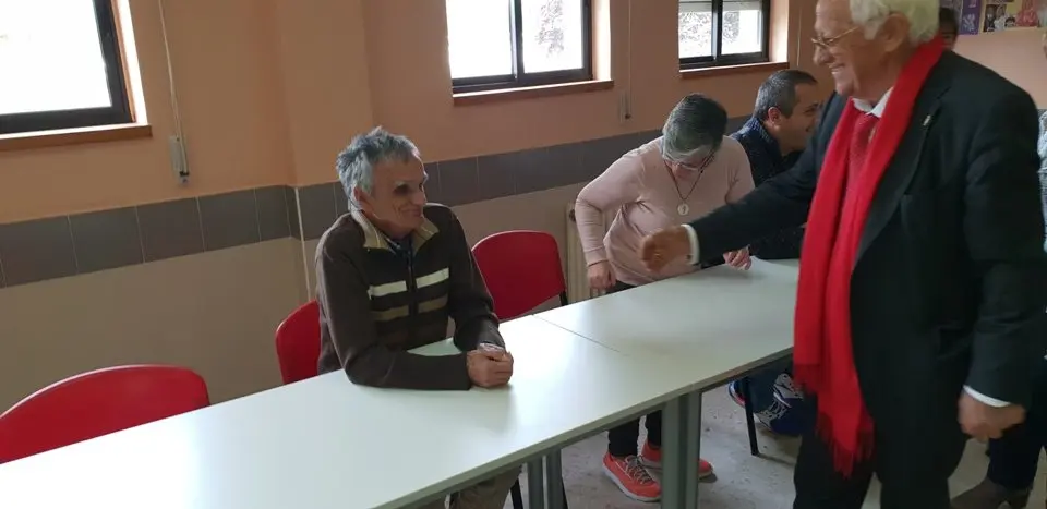El padre &Aacute;ngel y Mercedes Murias con los usuarios del Centro Ocupacional de Moraleja (21)