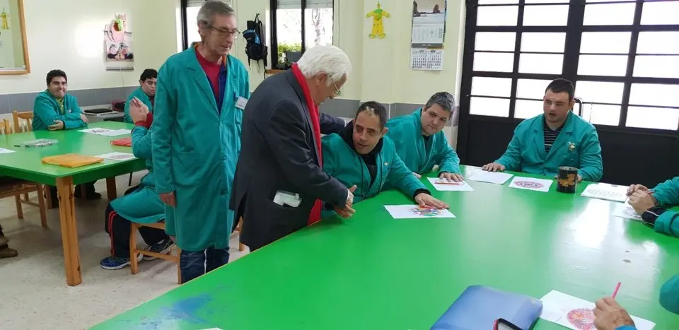El padre &Aacute;ngel y Mercedes Murias con los usuarios del Centro Ocupacional de Moraleja (27)