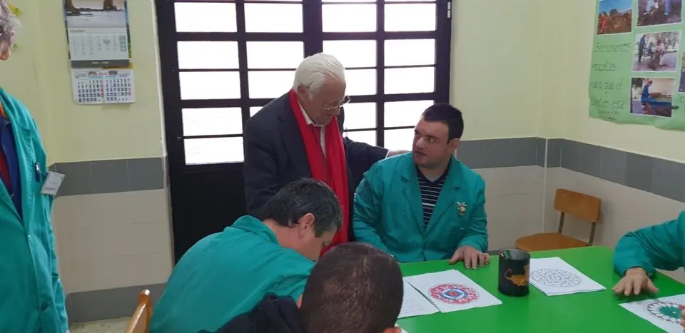 El padre &Aacute;ngel y Mercedes Murias con los usuarios del Centro Ocupacional de Moraleja (28)