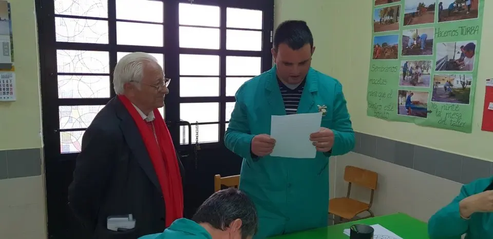 El padre &Aacute;ngel y Mercedes Murias con los usuarios del Centro Ocupacional de Moraleja (29)