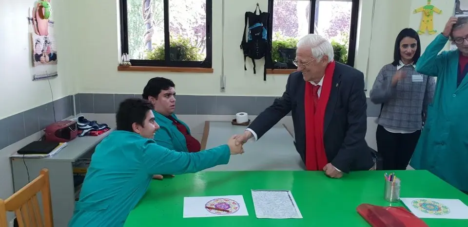El padre &Aacute;ngel y Mercedes Murias con los usuarios del Centro Ocupacional de Moraleja (30)