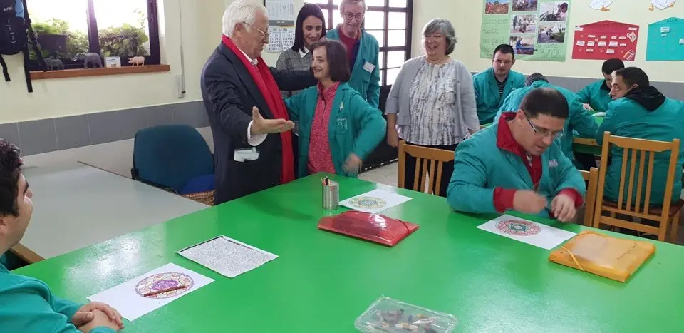 El padre &Aacute;ngel y Mercedes Murias con los usuarios del Centro Ocupacional de Moraleja (31)