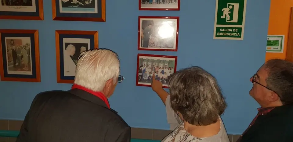 El padre &Aacute;ngel y Mercedes Murias con los usuarios del Centro Ocupacional de Moraleja (37)
