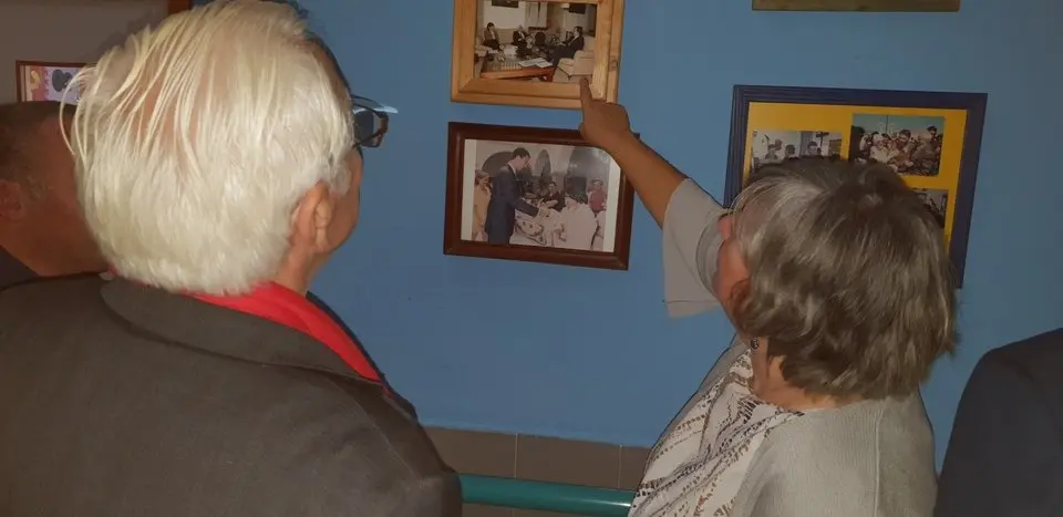 El padre &Aacute;ngel y Mercedes Murias con los usuarios del Centro Ocupacional de Moraleja (38)