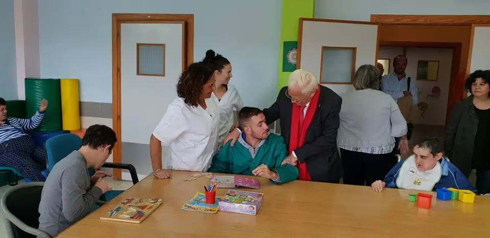 El padre &Aacute;ngel y Mercedes Murias con los usuarios del Centro Ocupacional de Moraleja (39)