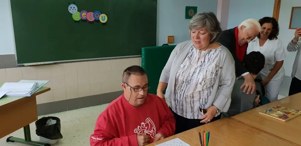 El padre &Aacute;ngel y Mercedes Murias con los usuarios del Centro Ocupacional de Moraleja (41)