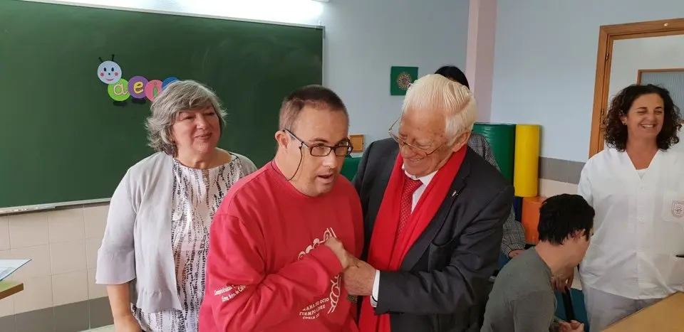 El padre &Aacute;ngel y Mercedes Murias con los usuarios del Centro Ocupacional de Moraleja (43)