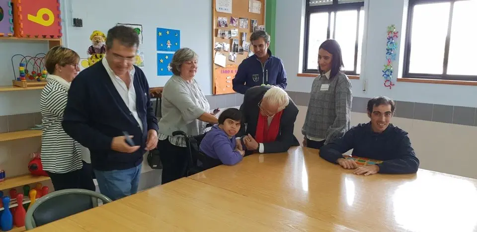 El padre &Aacute;ngel y Mercedes Murias con los usuarios del Centro Ocupacional de Moraleja (48)