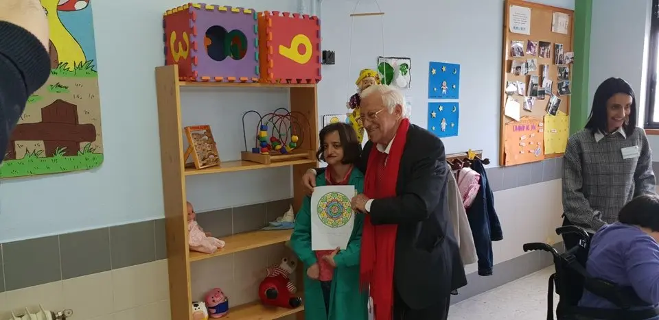 El padre &Aacute;ngel y Mercedes Murias con los usuarios del Centro Ocupacional de Moraleja (49)