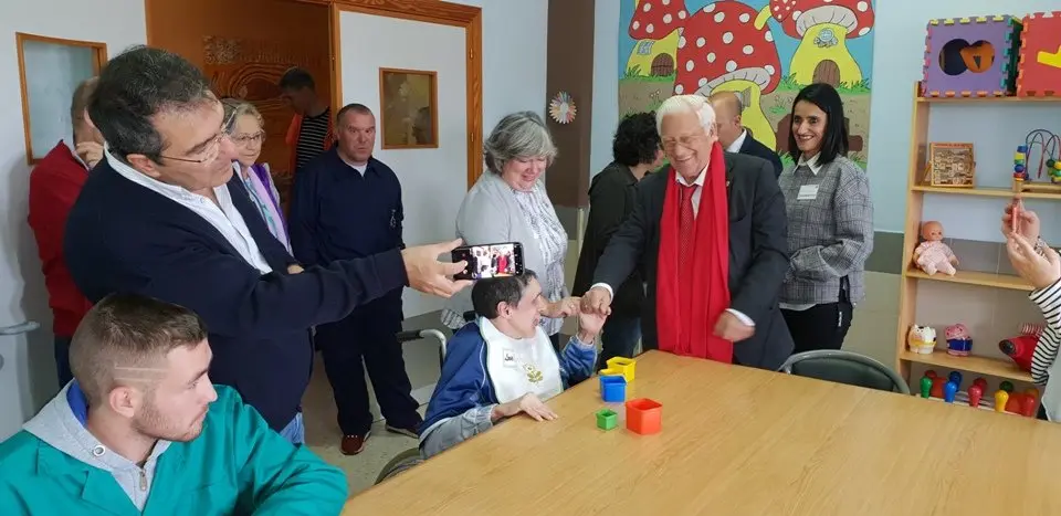 El padre &Aacute;ngel y Mercedes Murias con los usuarios del Centro Ocupacional de Moraleja (50)