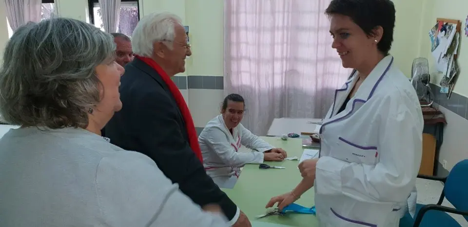 El padre &Aacute;ngel y Mercedes Murias con los usuarios del Centro Ocupacional de Moraleja (51)