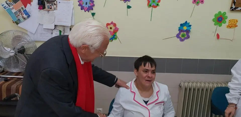 El padre &Aacute;ngel y Mercedes Murias con los usuarios del Centro Ocupacional de Moraleja (52)